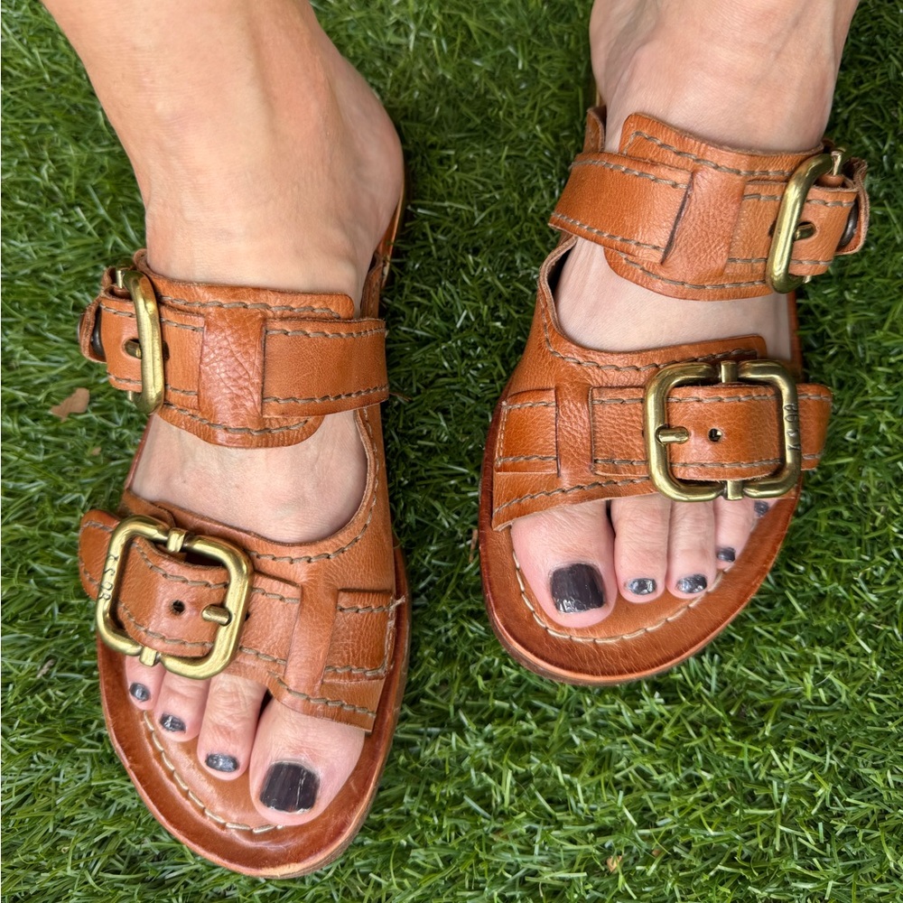 EUC AS98 37 6.5-7 LEATHER SLIDE BIG BUCKLE SANDAL.